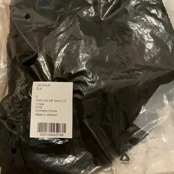 Lululemon Hotty Hot HIGH RISE short 2.5” - Picture 2 of 2